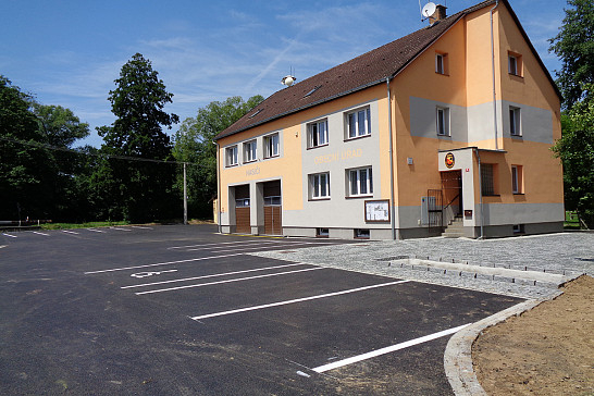 Nová náves a veřejné prostranství vedle úřadu v Mladém Smolivci