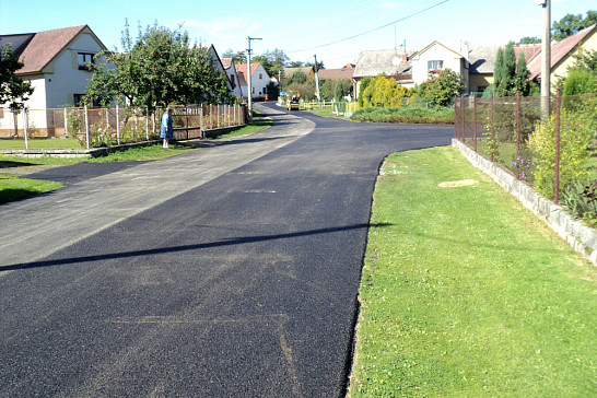 Opravená silnice v Mladém Smolivci
