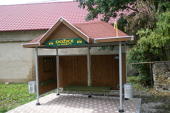 Dožice a Starý Smolivec mají nové autobusové čekárny.